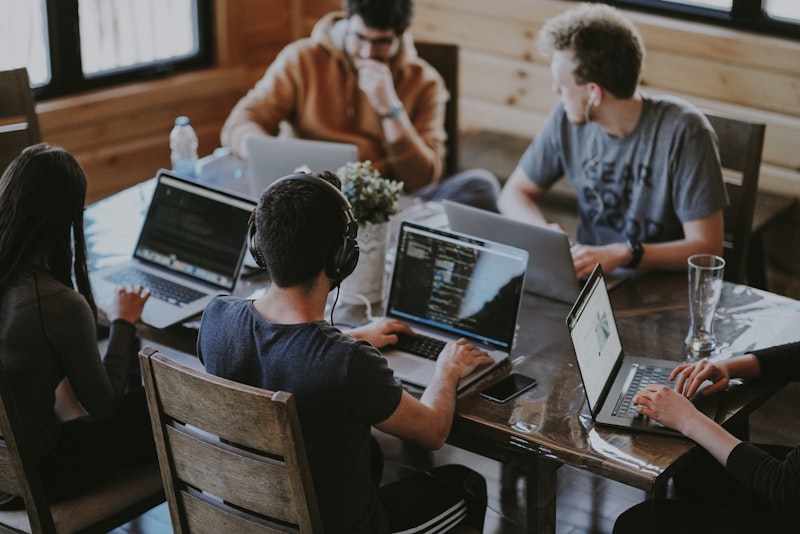 Regista al lavoro davanti allo schermo del computer